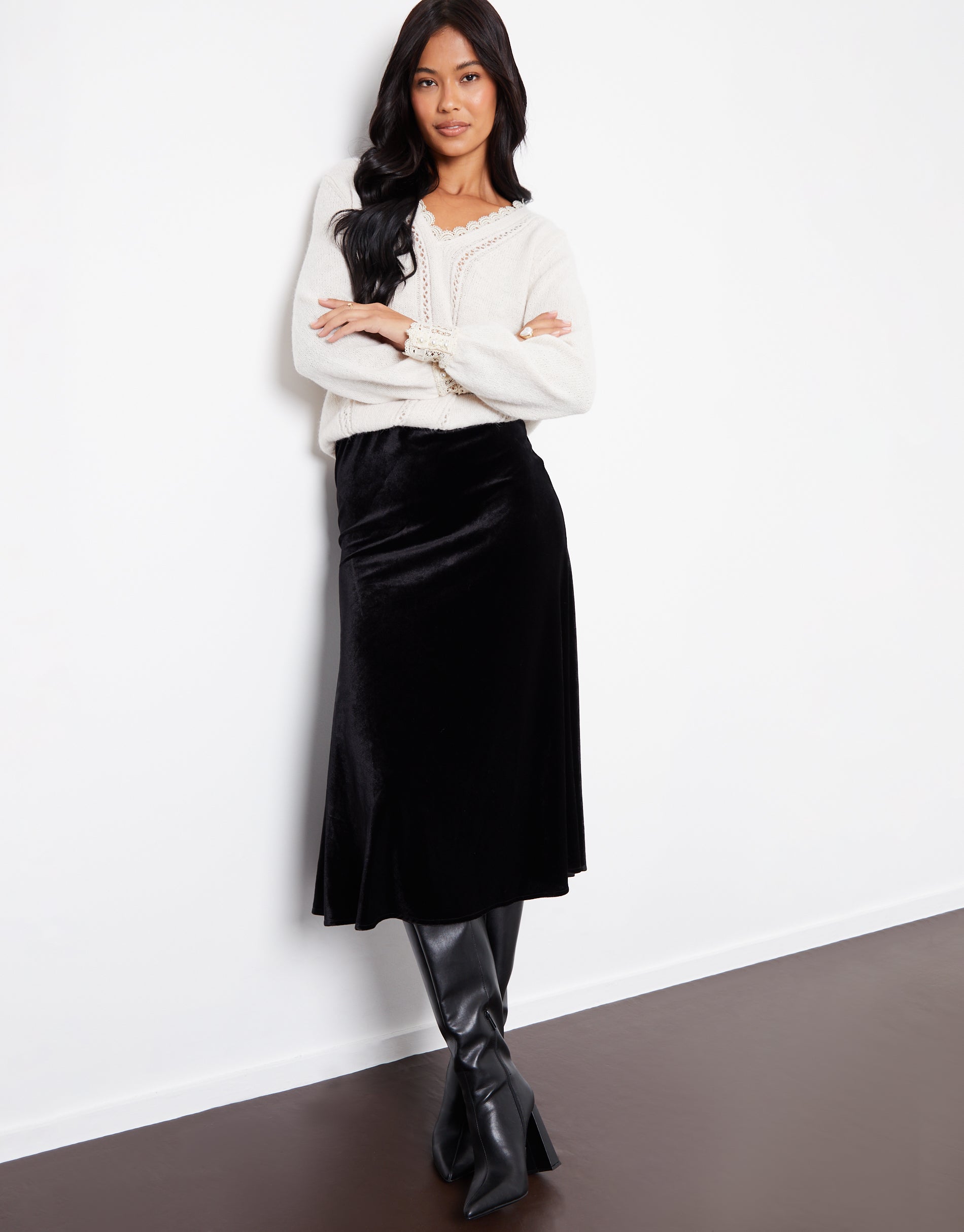 Threadbare Women's Black Velvet Flared Pull On Midi Skirt