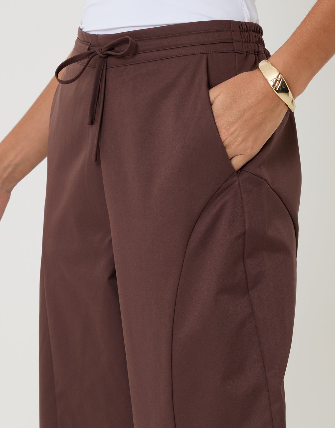 Threadbare Curved Seam Barrel Leg Trousers in Brown - detail