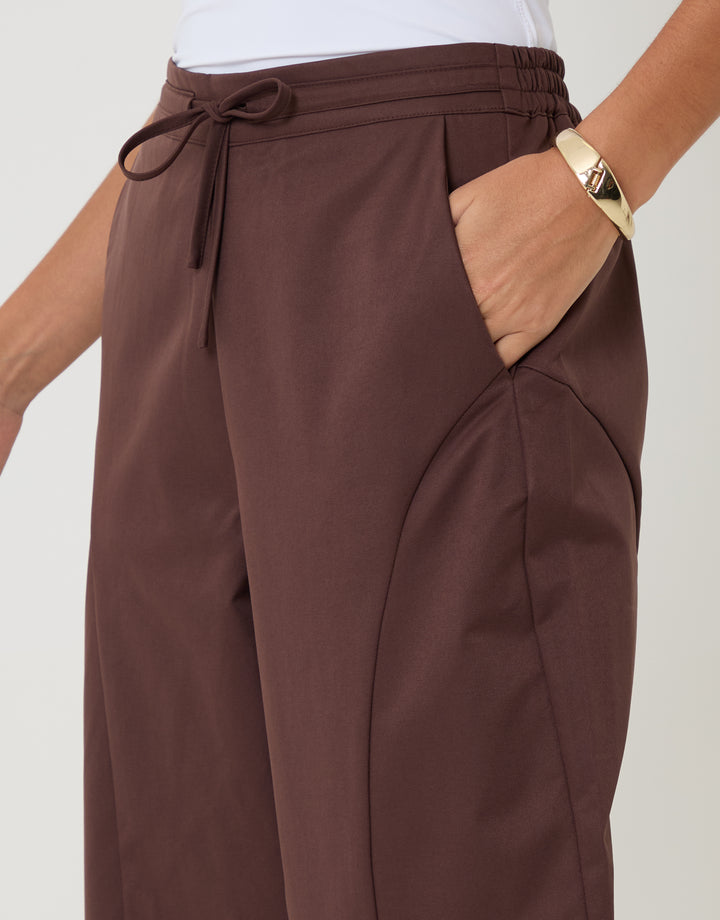 Threadbare Curved Seam Barrel Leg Trousers in Brown - detail