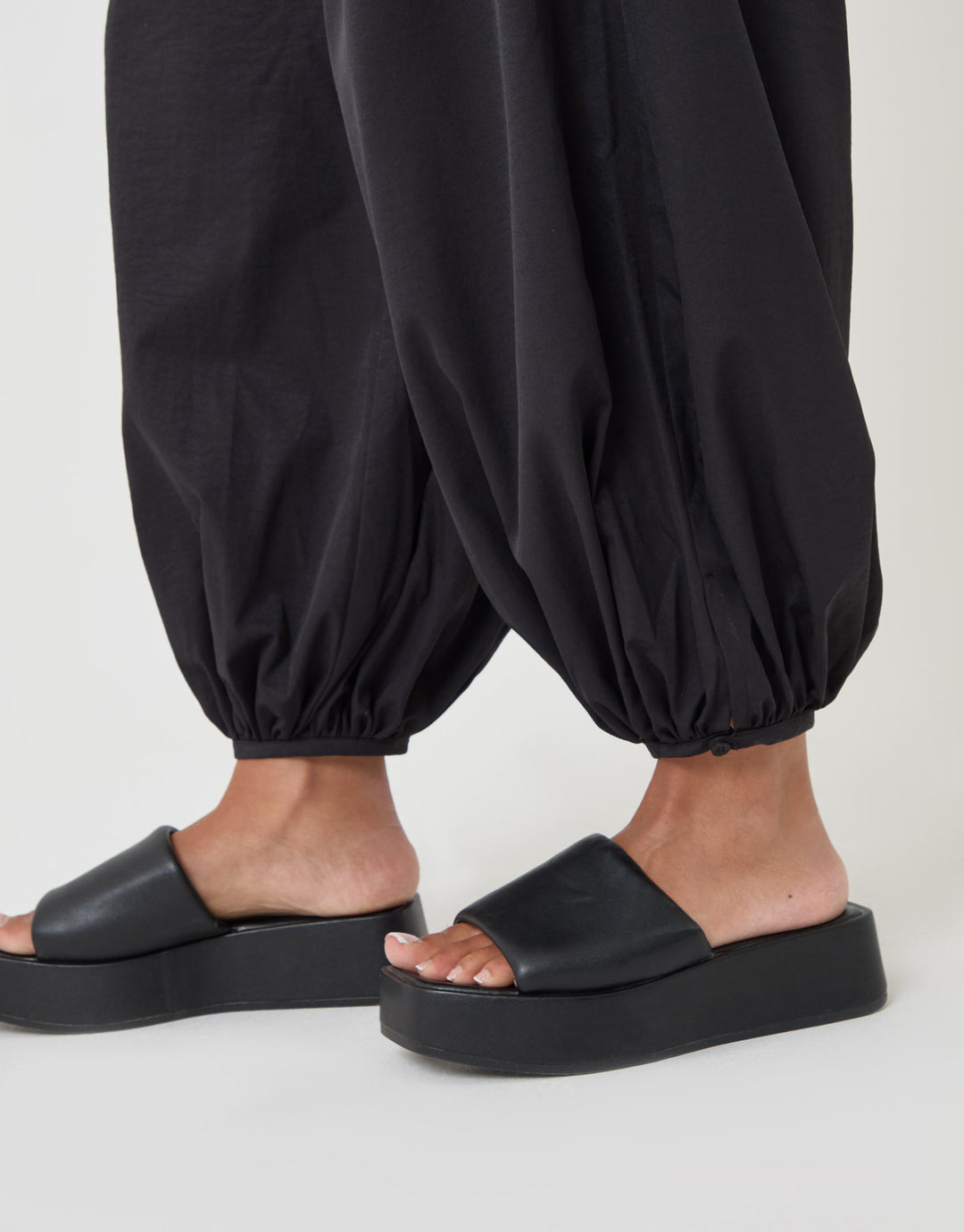 Threadbare Balloon Trousers with Pockets in Black - close up