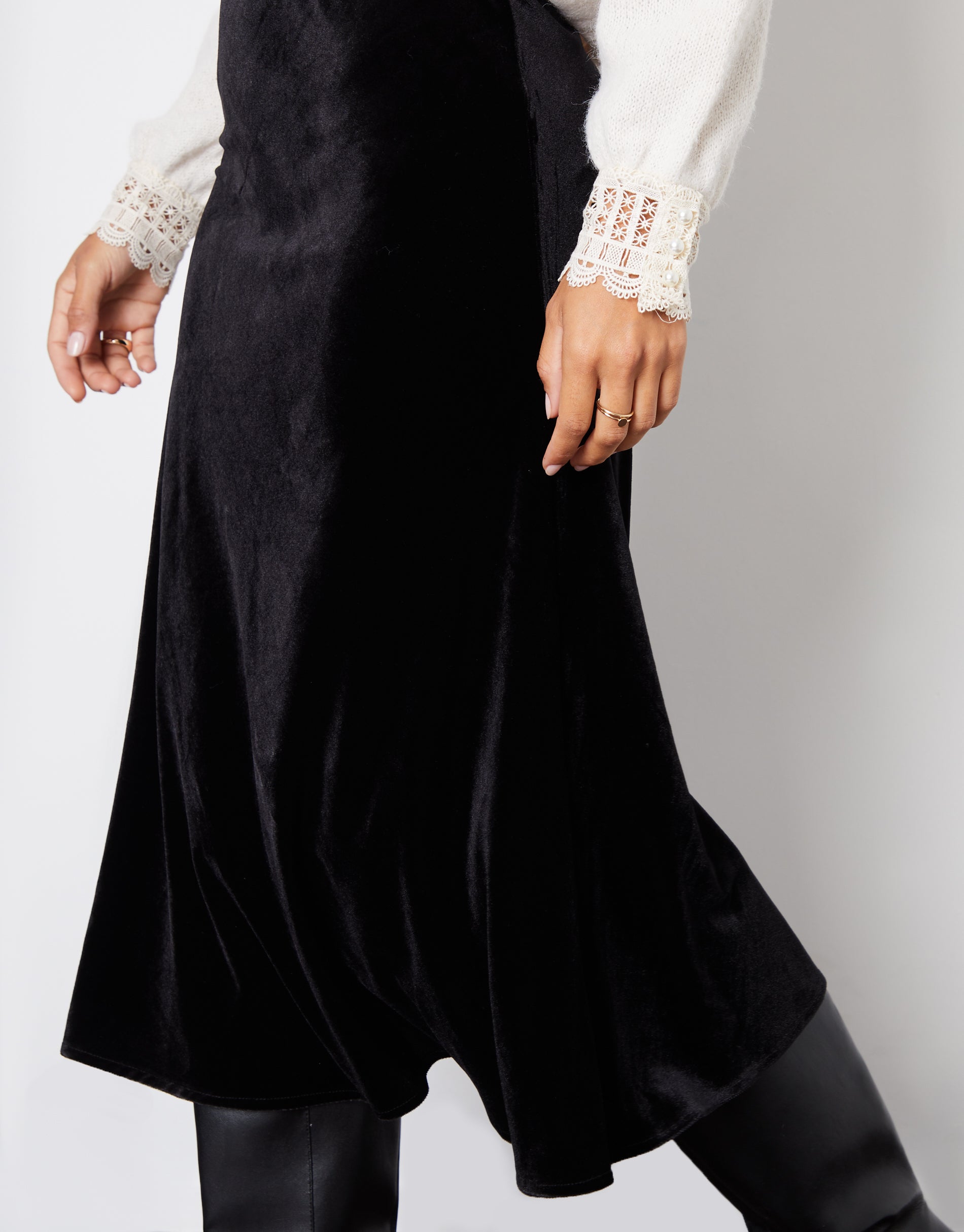 Threadbare Women's Black Velvet Flared Pull On Midi Skirt