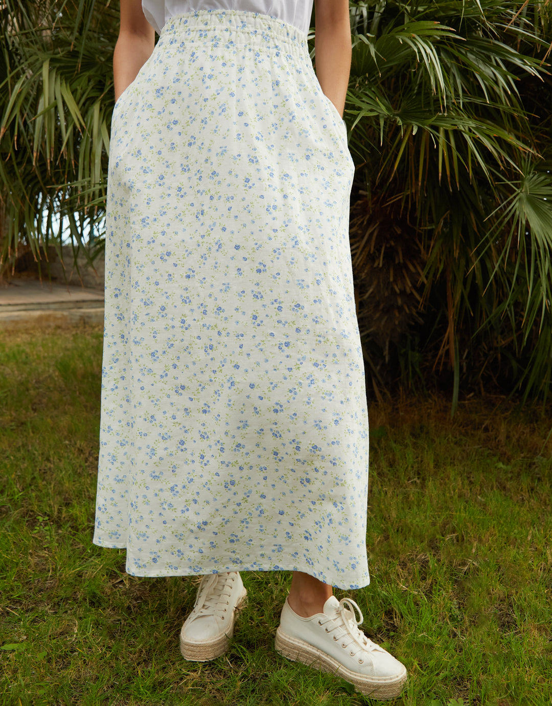 Floral Ditsy Print Shirred Pull On Linen Blend Midaxi Skirt in White