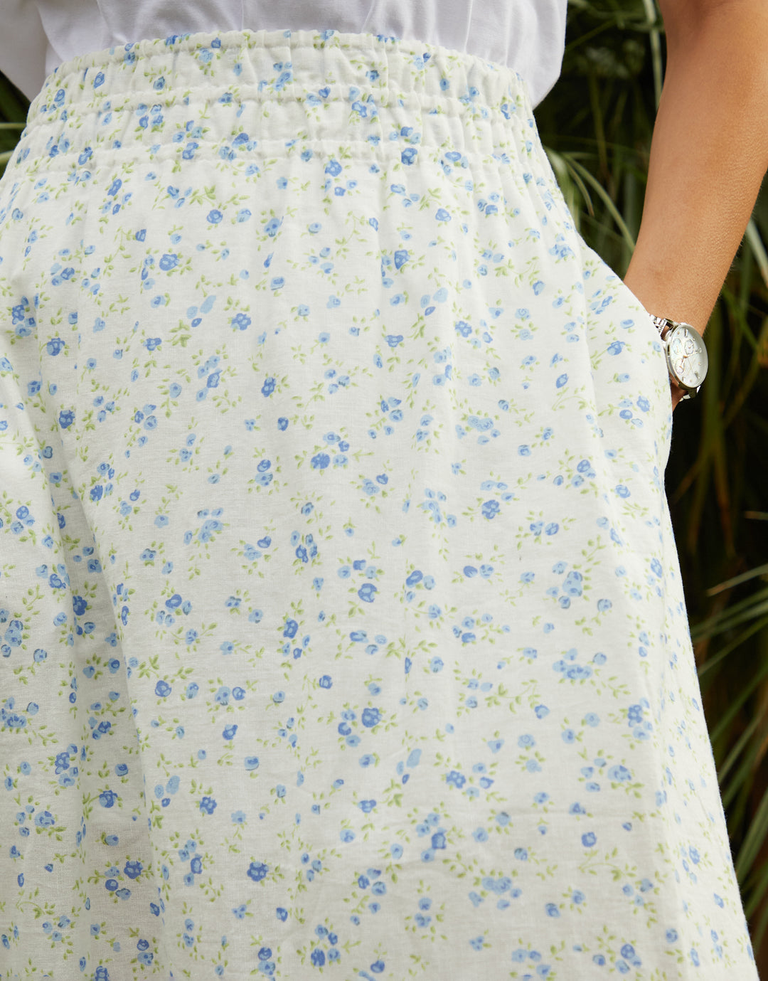 Floral Ditsy Print Shirred Pull On Linen Blend Midaxi Skirt in White