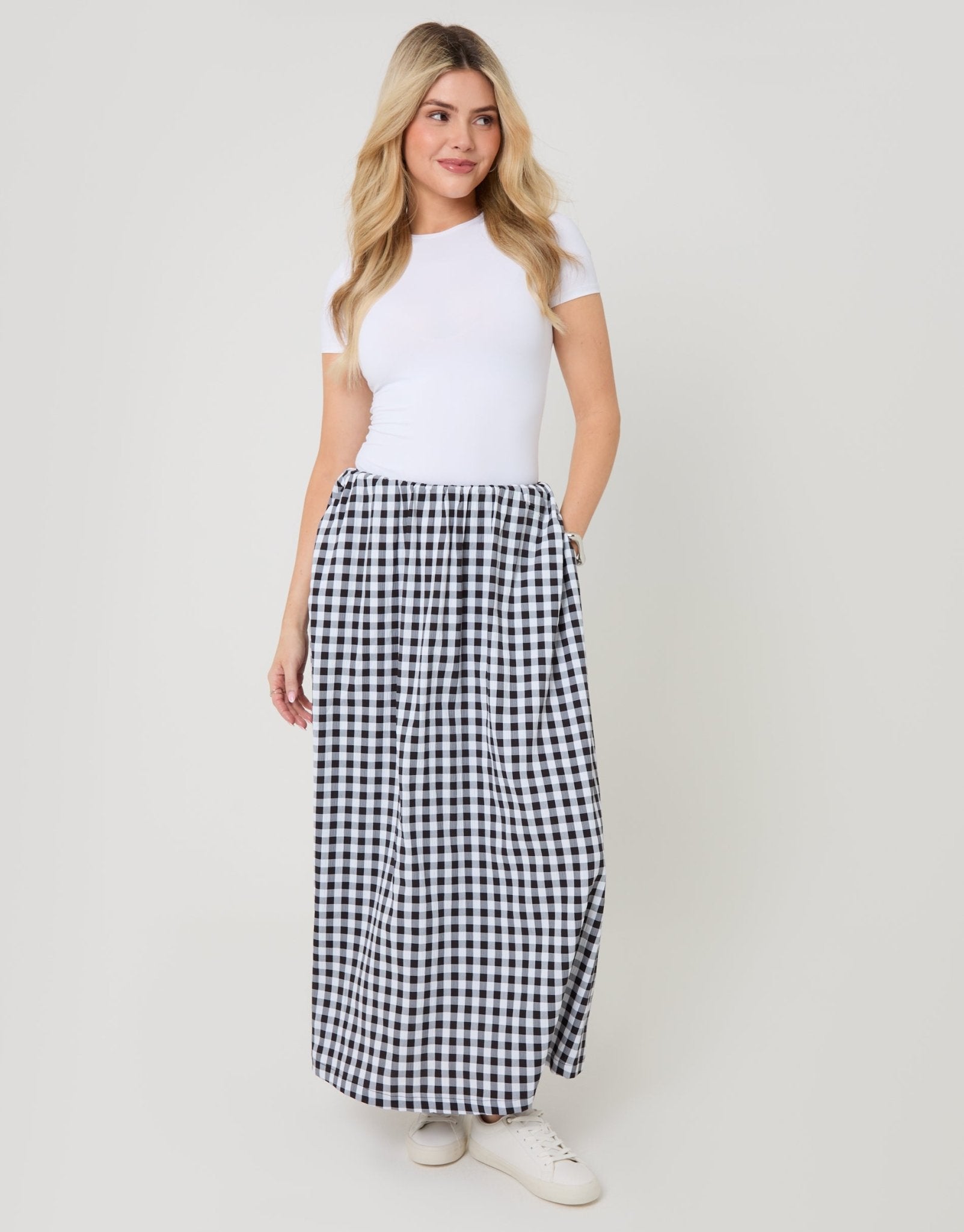 Threadbare Women's Gathered Waist Maxi Skirt in Mono Gingham