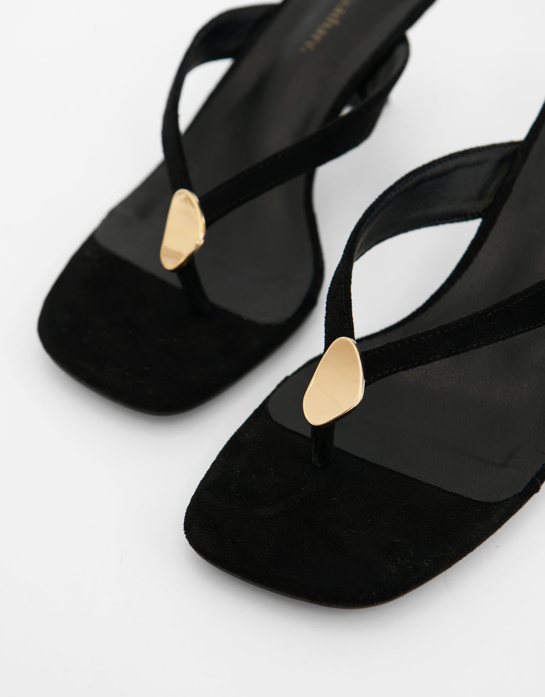 Toe Post Kitten Heels in Black