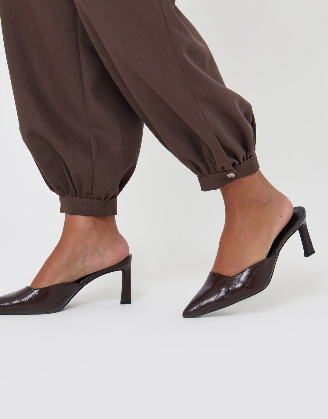 Closed Toe Kitten Heel in Chocolate Brown