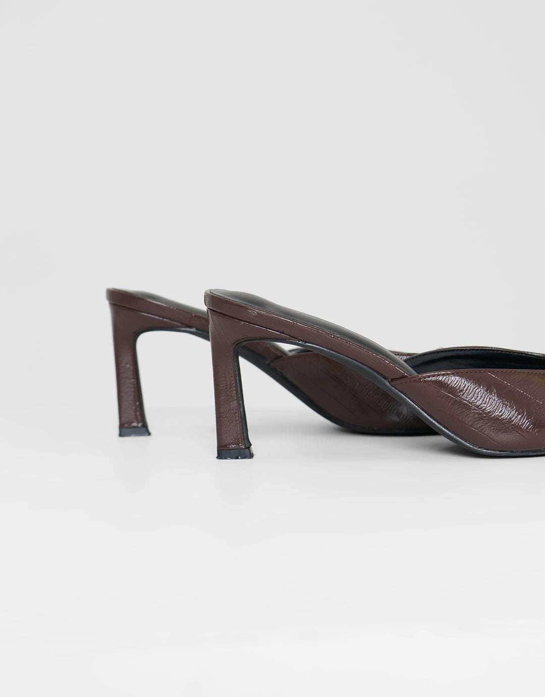 Closed Toe Kitten Heel in Chocolate Brown