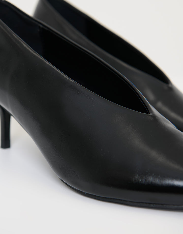 Pointed Kitten Heels in Black