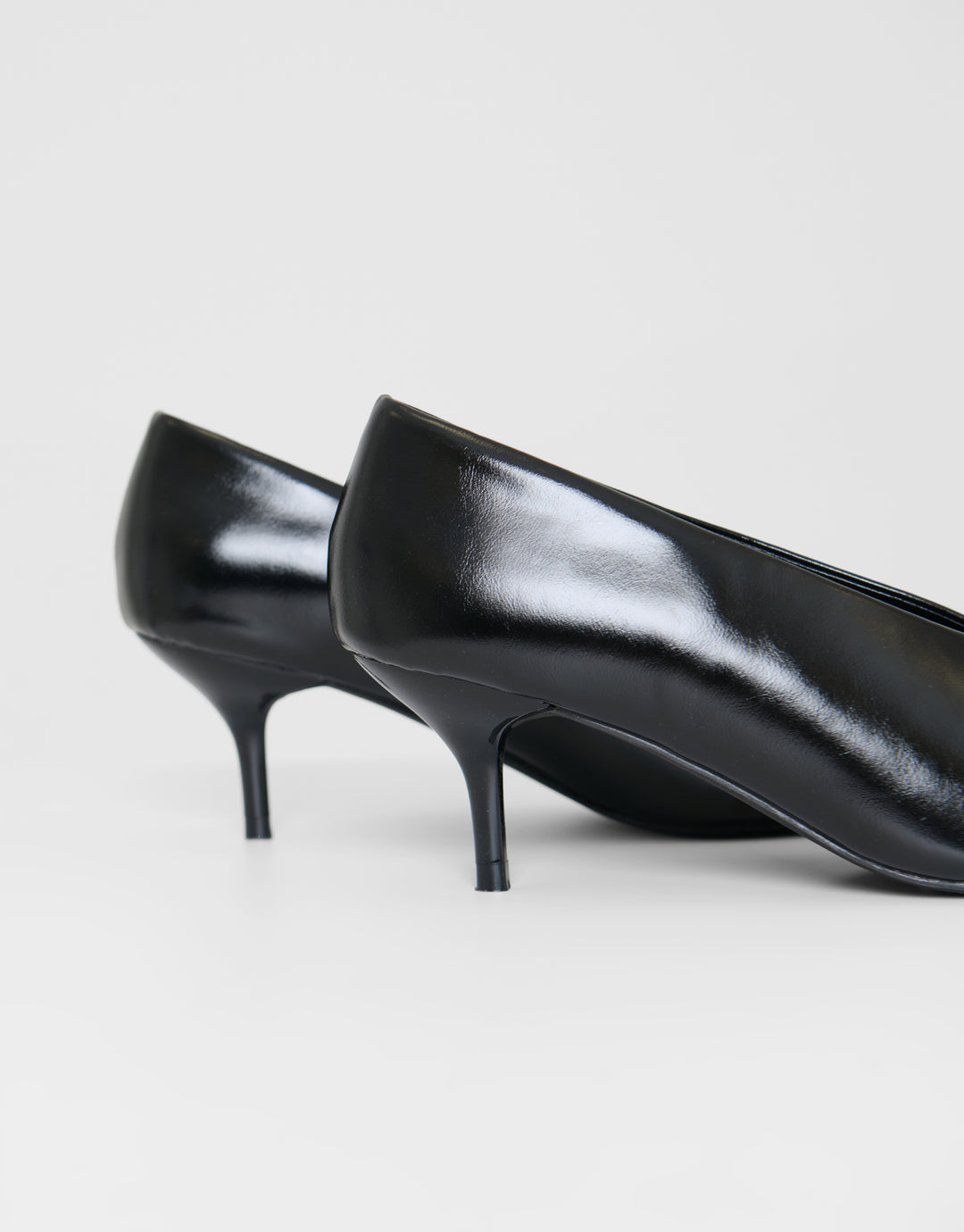 Pointed Kitten Heels in Black
