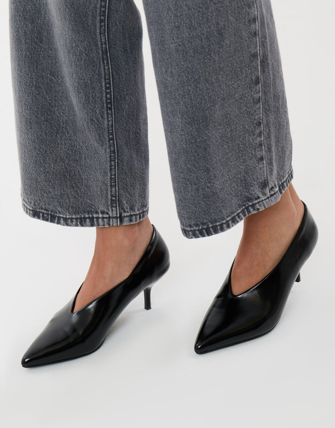 Pointed Kitten Heels in Black