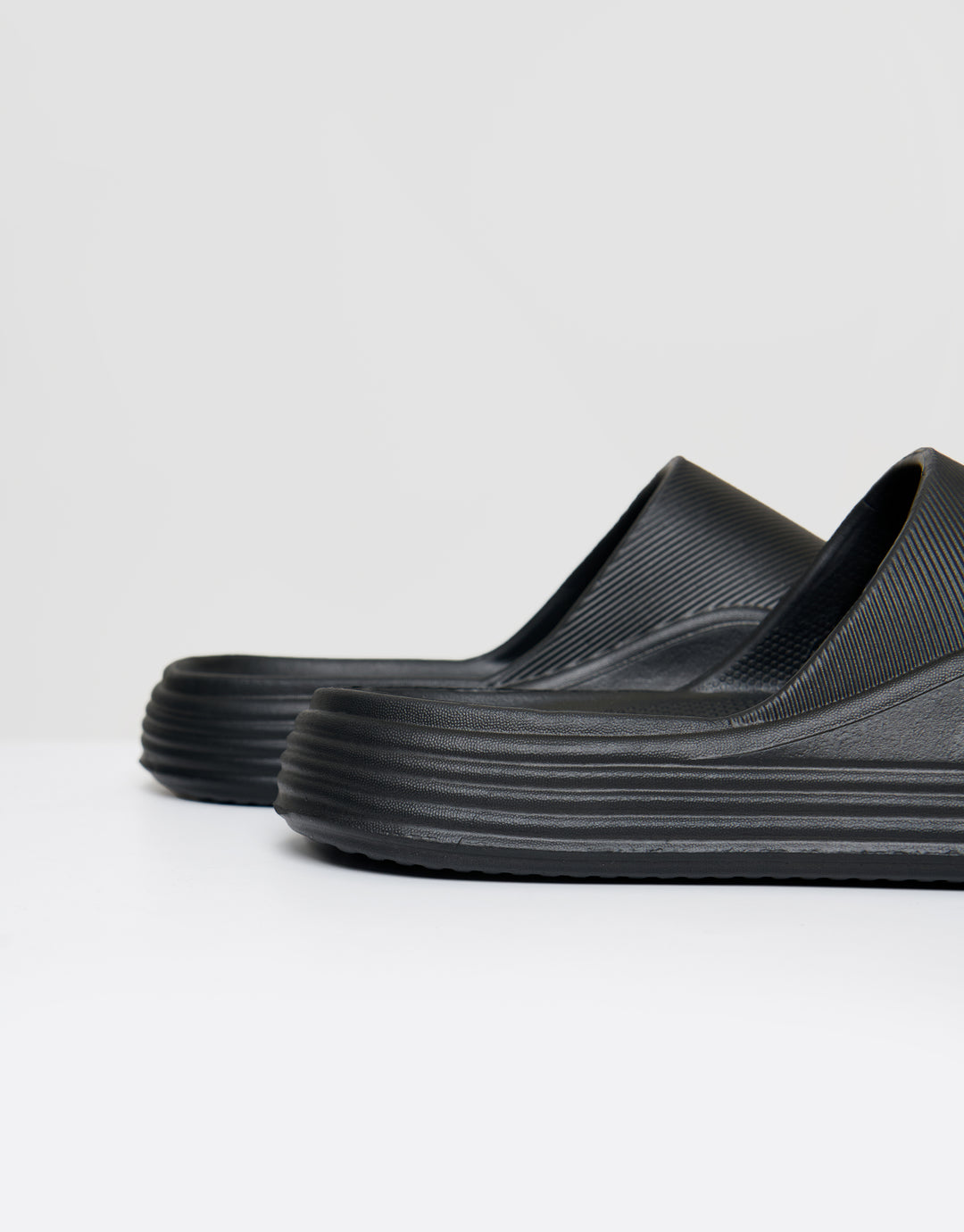 Threadbare Chunky Foam Sliders in Black - side view close up