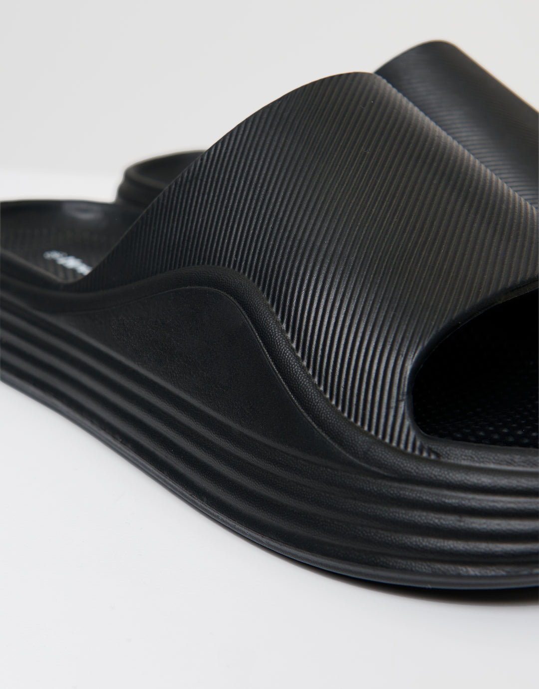 Threadbare Chunky Foam Sliders in Black - close up