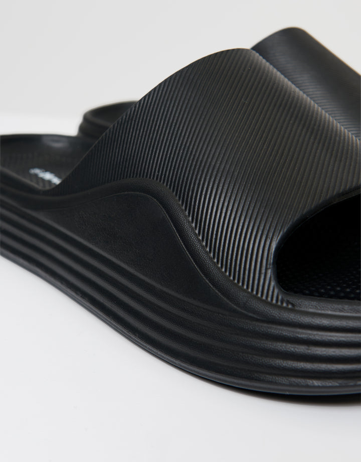 Threadbare Chunky Foam Sliders in Black - close up