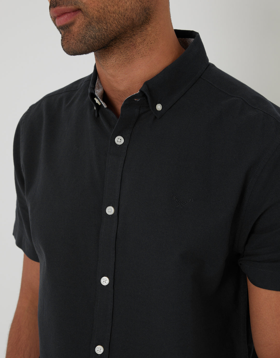 Threadbare Short Sleeve Shirt in Black - collar close up