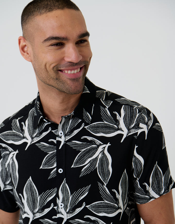 Threadbare Short Sleeve Shirt in Black Leaf Print - collar close up