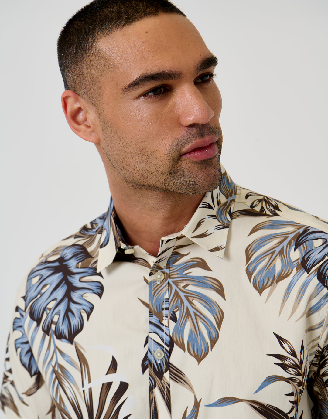 Threadbare Leaf Print Cotton Poplin Short Sleeve Shirt in Ecru - collar close up