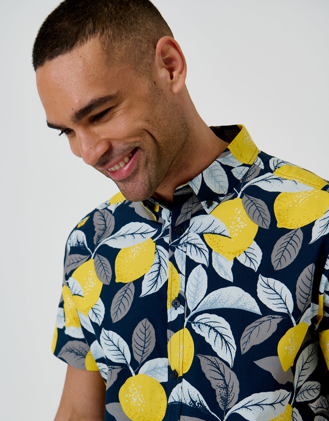 Threadbare Cotton Poplin Short Sleeve Shirt in Navy Lemon Print - collar close up