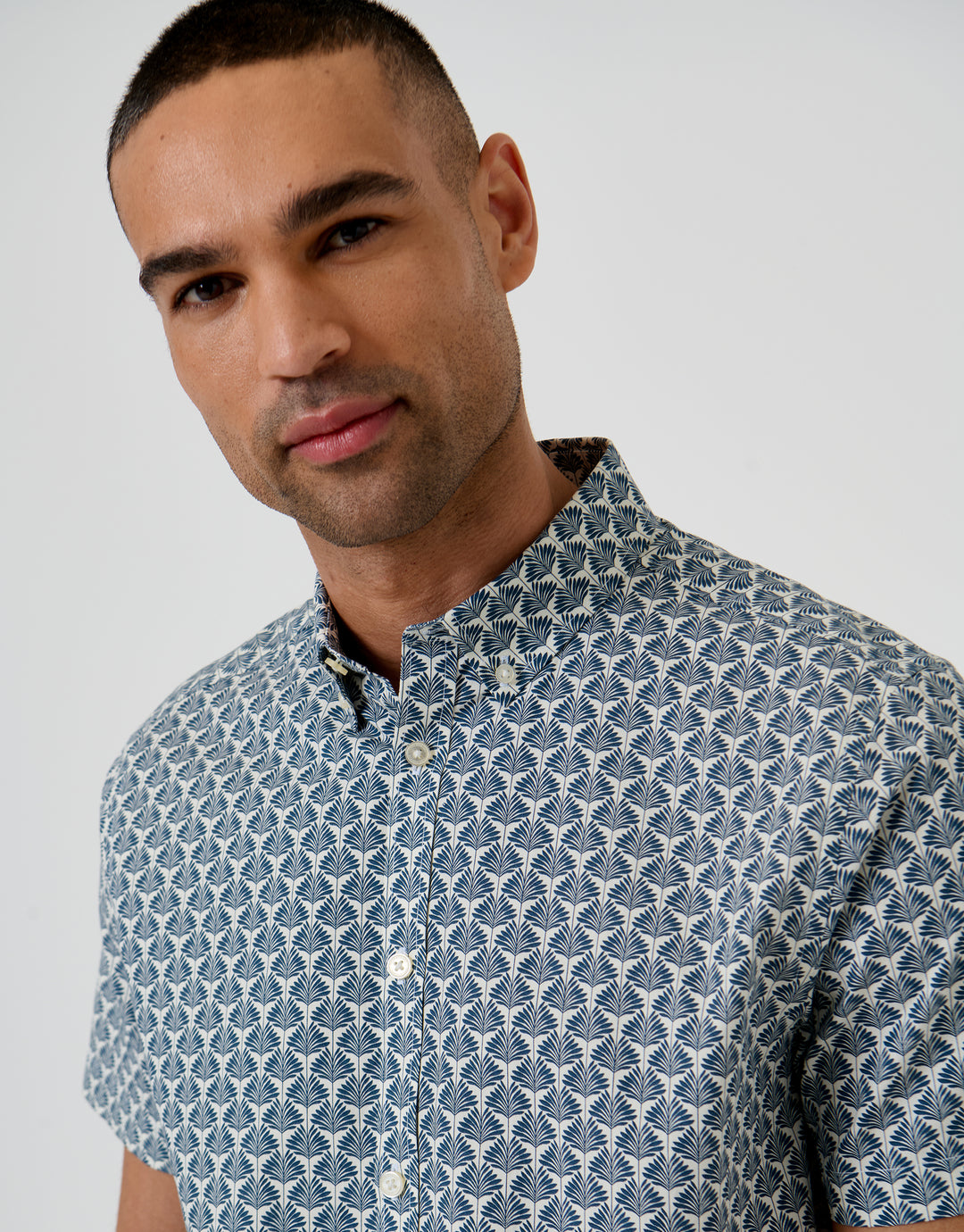 Threadbare Cotton Poplin Short Sleeve Shirt in Denim Blue Linear Leaf Print - front view close up