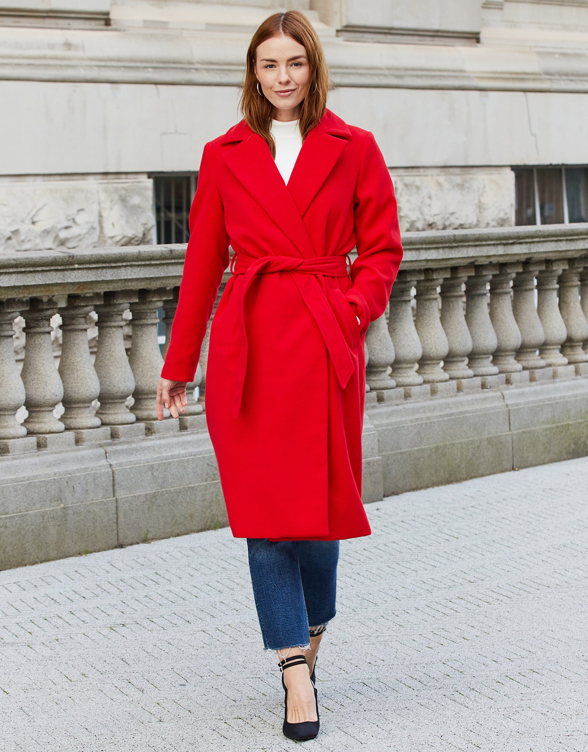 Camel coat with outlet red collar